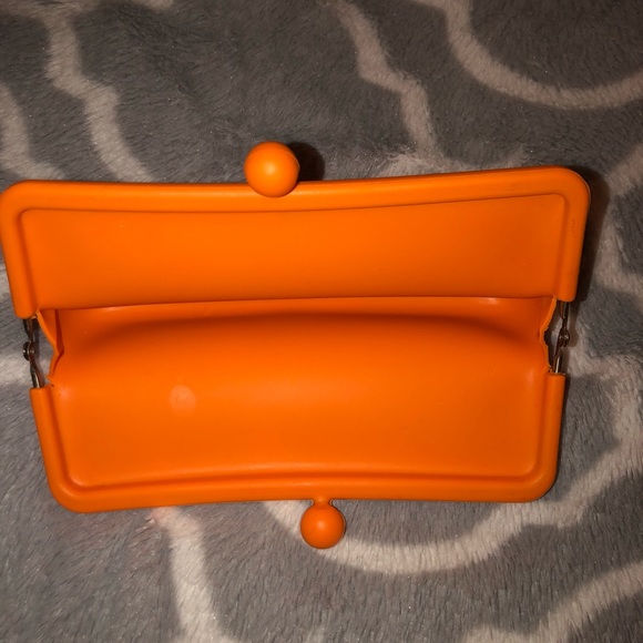 Clutch - Picture 2 of 2